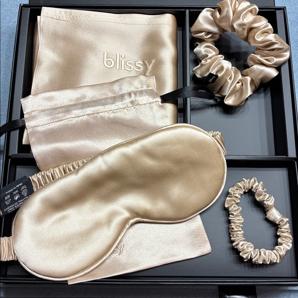 Blissy Luxurious Champagne Sleep set - Picture 3 of 3